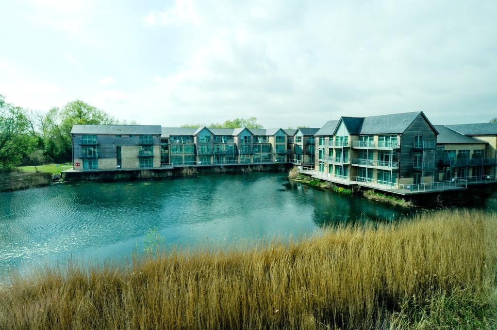 De Vere Cotswold Water Park Apartments Cirencester Esterno foto